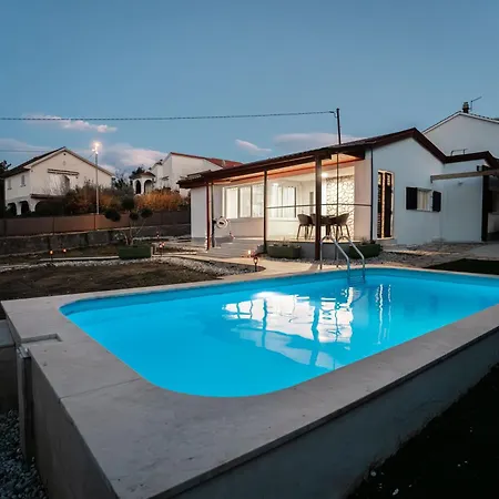 וילה Malinka Private Pool 150m To Garden & Bbq מאלינסקה